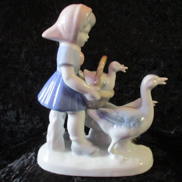 Vintage Golden Crown E & R Western Germany Girl with Ducks & Basket Figurine - Picture 5 of 8